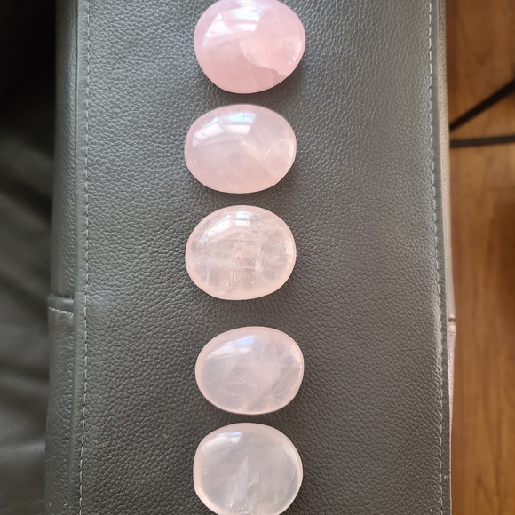 Rose quartz palm stones - Picture 3 of 3